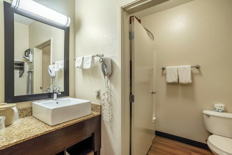 Bathroom 4, Red Roof Inn PLUS+ Tempe - Phoenix Airport, Maricopa