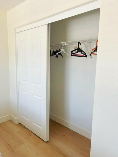 Others 3, Spacious Master Suite Private Bath Walk-In Closet, Riverside