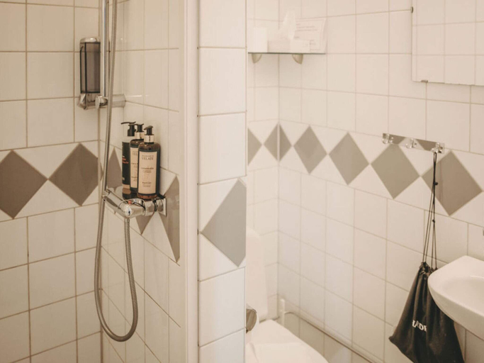 Bathroom 3, Inviting hotel room with free breakfast, Göteborg