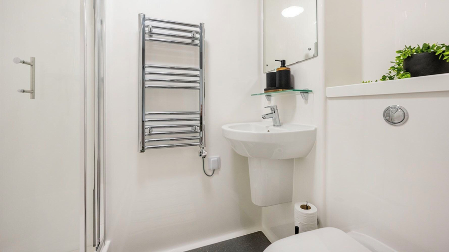 Bathroom 4, Student Only Sizer Court, Lancashire