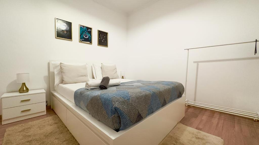 Bedroom 2, QUARTO PRIVADO LISBOA, Sintra