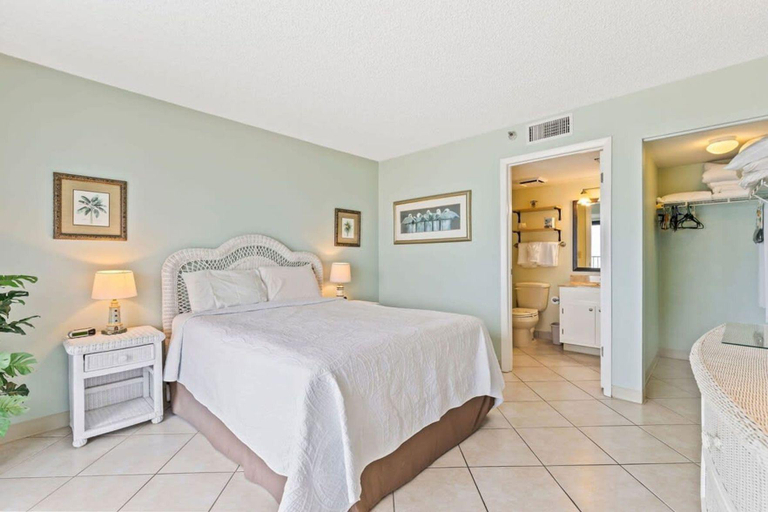 5, Sweet Sunrise Oceanfront Condo w Pool Hot Tub, Volusia