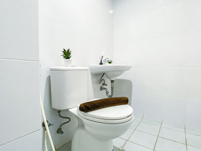 Bathroom 4, Cozy Compact 2Br At Apartment Patraland Urbano, Bekasi