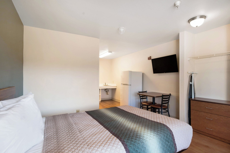 Bedroom 3, HomeTowne Studios By Red Roof Colorado Springs - Airport, El Paso
