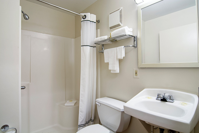 Bathroom 3, HomeTowne Studios by Red Roof Chicago - Waukegan, Lake