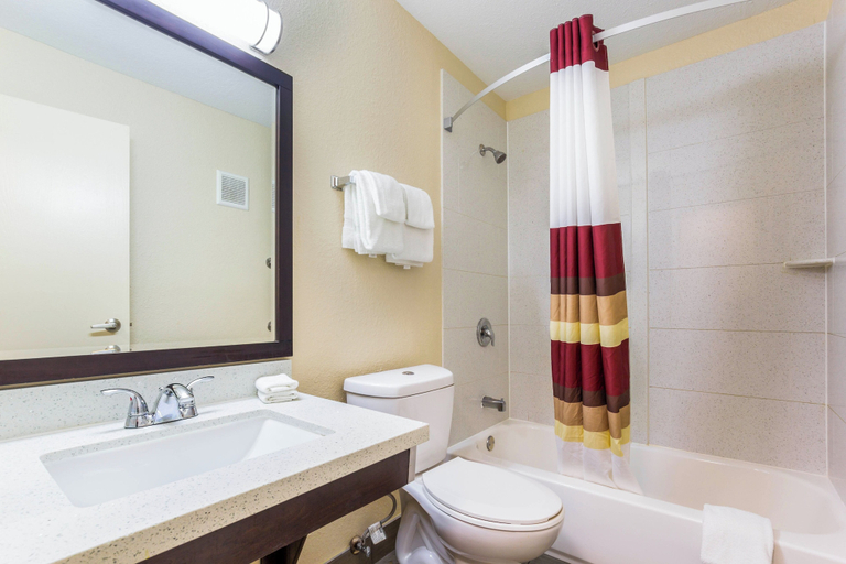 Bathroom 4, Red Roof Inn Dry Ridge, Grant
