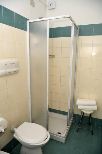 Bathroom 3, Motel Boston, Teramo