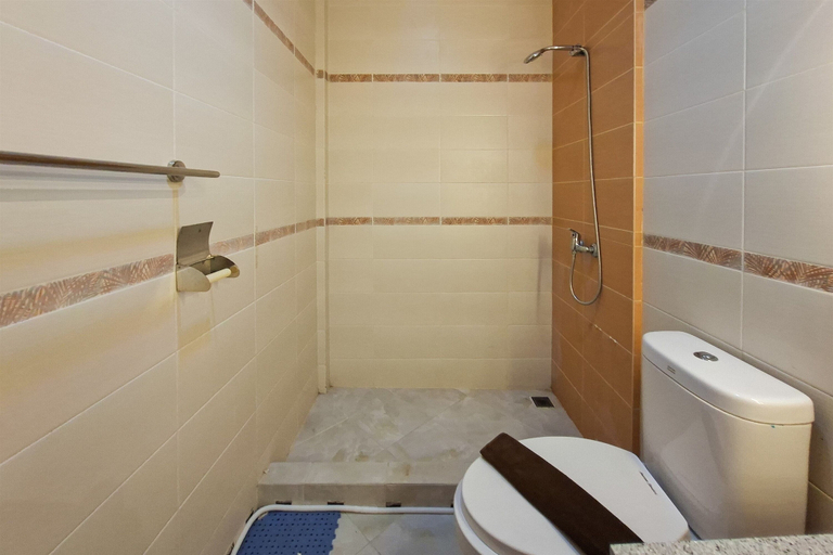 Bathroom 3, Comfortable 3Br Apartment At Great Western, Tangerang