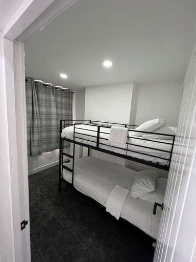 Room 2, House Sleeps 6 With Enclosed Garden, Cardiff