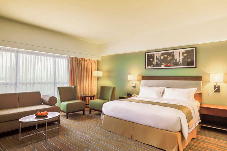 Bedroom 3, Holiday Inn & Suites Makati, Makati City
