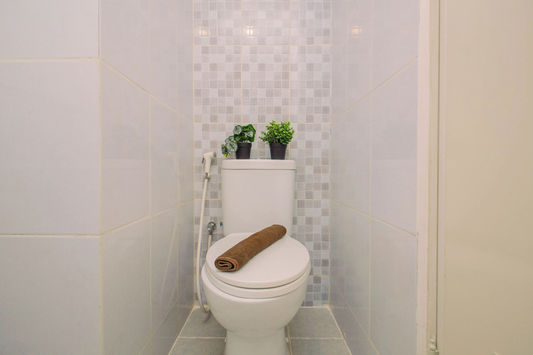 Bathroom 3, Warm Studio Room With City View At Apartment Tokyo Riverside Pik 2, Tangerang