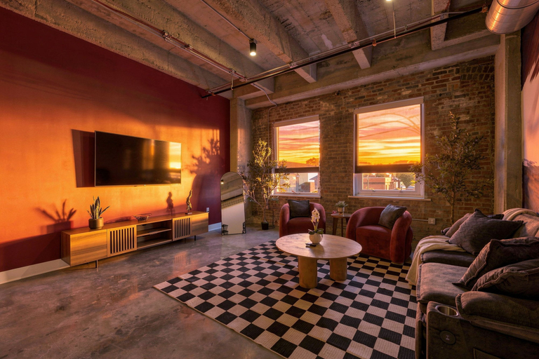 Room 3, 4BR 3BA KC Loft Collection Rooftop Bar Spa, Kansas City