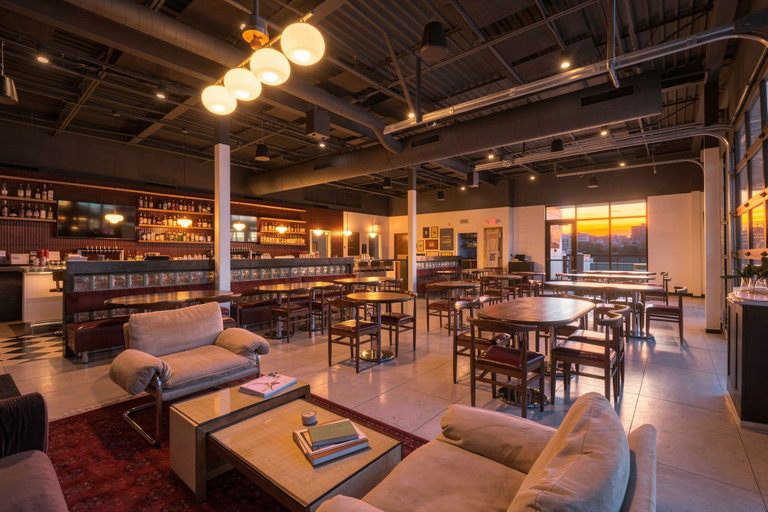 Room 5, 4BR 3BA KC Loft Collection Rooftop Bar Spa, Kansas City