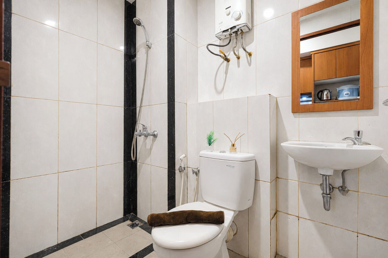 Bathroom 3, Comfortable 1Br Without Living Room At Grand Kamala Lagoon Apartment, Bekasi