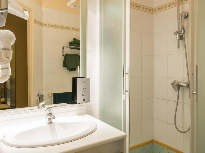 Bathroom 3, HOTEL LA RENAISSANCE, Sarthe