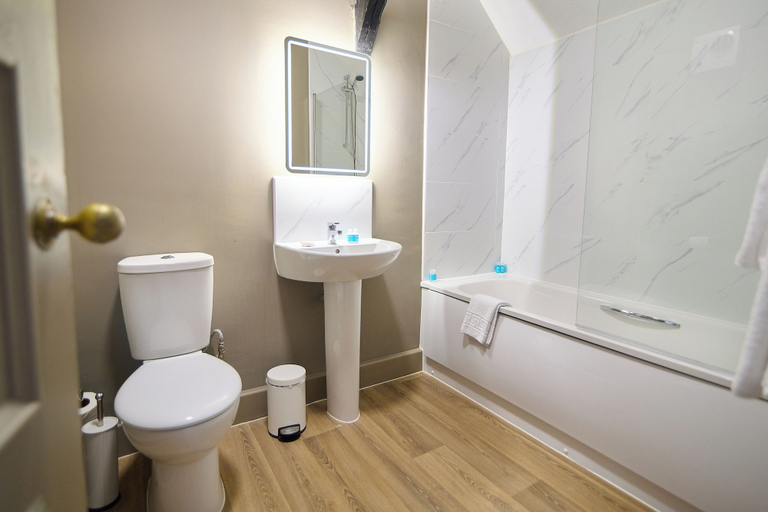 Bathroom 5, Marston Farm Hotel, Warwickshire