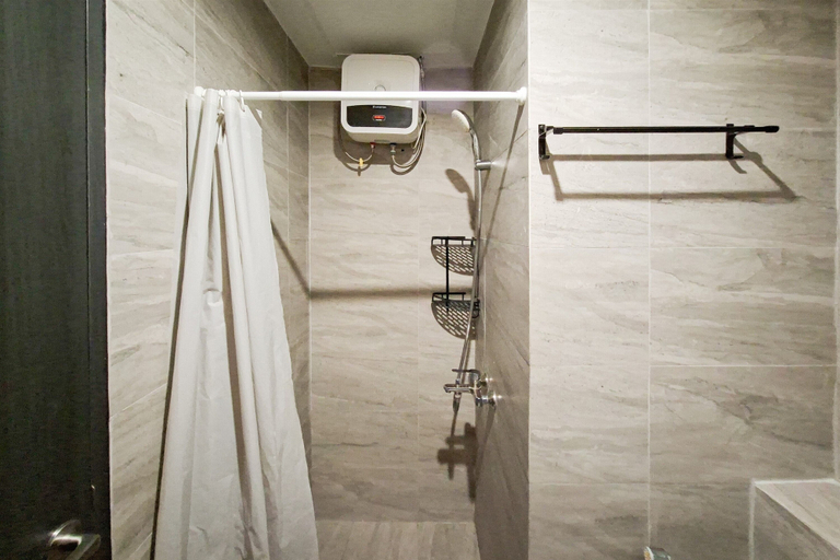 Bathroom 2, Fully Furnished 1Br At Apartment Collins Boulevard, Tangerang