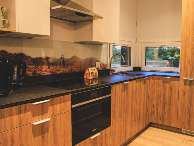 Private kitchen, Premium 8-Person Eco-Friendly Group Lodge, Hardenberg
