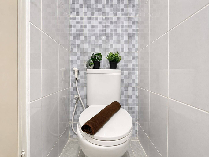 Bathroom 5, Modern Well Located Studio Room At Apartment Tokyo Riverside Pik 2, Tangerang