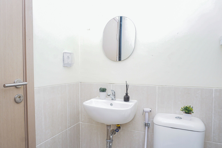 Bathroom 5, Cozy And Trendy Studio Apartment At Meikarta District 2, Cikarang