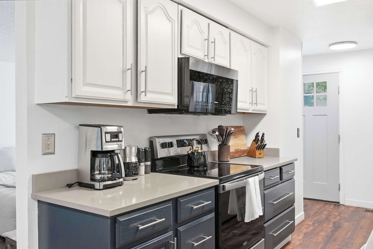 Private kitchen 5, Park House - Modern, Convenient, Redmond Retreat, Deschutes