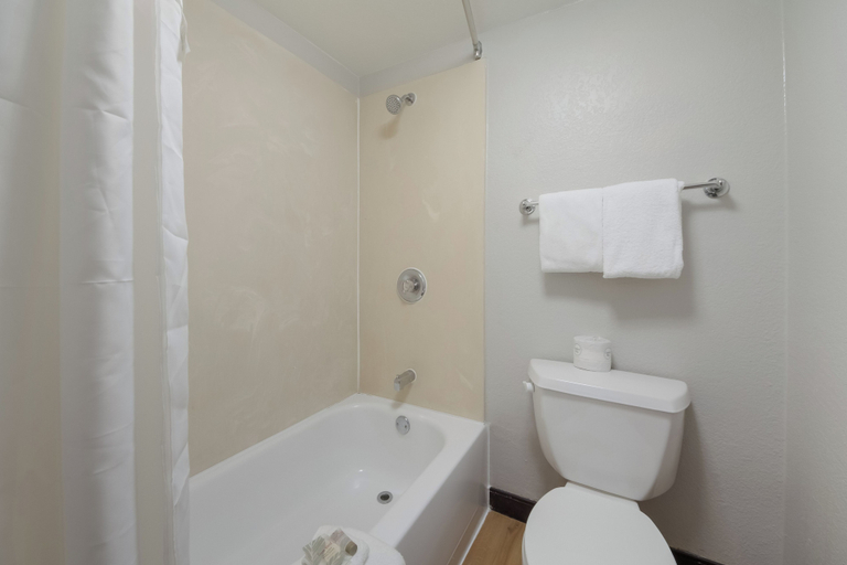 Bathroom 4, HomeTowne Studios by Red Roof San Antonio - Seaworld/Northwest, Bexar