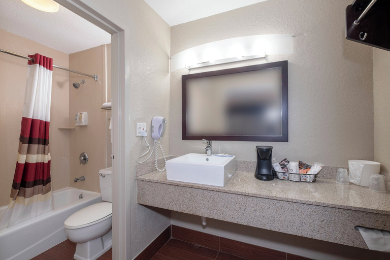 Bathroom 5, Red Roof Inn PLUS+ St Augustine, Saint Johns