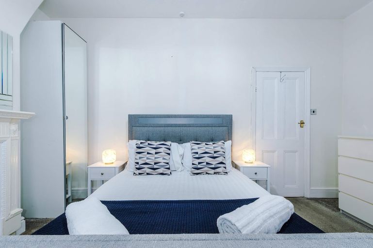 Room 5, Bright 3BR Home Manchester Wi-fi Parking, Manchester