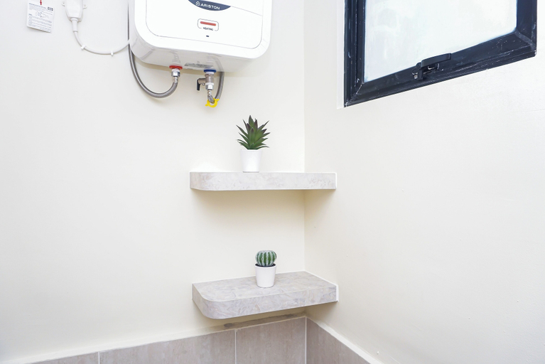 Bathroom 2, Comfortable Smart Studio Room At Apartment Meikarta District 2, Cikarang