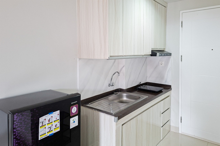 Interior 2, Restful And Serene Studio Room At Apartment Trimezia - Beverly 90210, Tangerang
