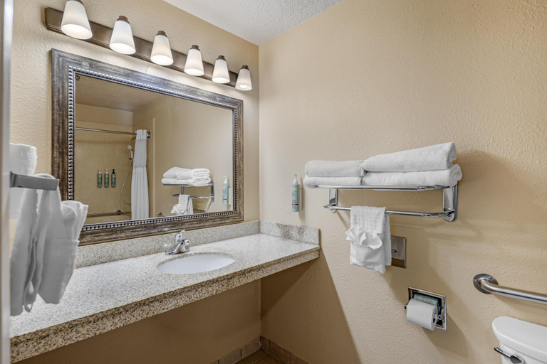Bathroom 4, Best Western Bidarka Inn, Kenai Peninsula