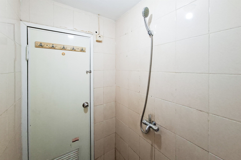 Bathroom 3, Pleasant And Airy 2Br At Apartment Sky View, South Tangerang