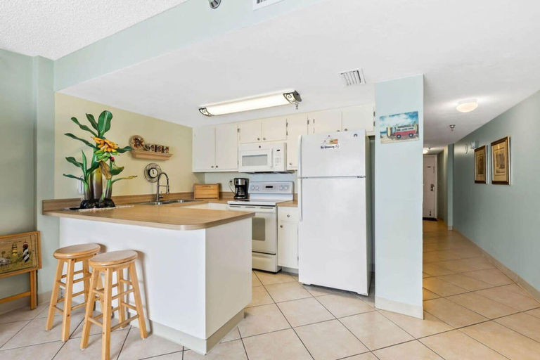 3, Sweet Sunrise Oceanfront Condo w Pool Hot Tub, Volusia