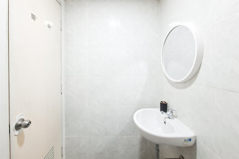Bathroom 5, Neat And Tidy Studio At Apartment Parkland Avenue, South Tangerang