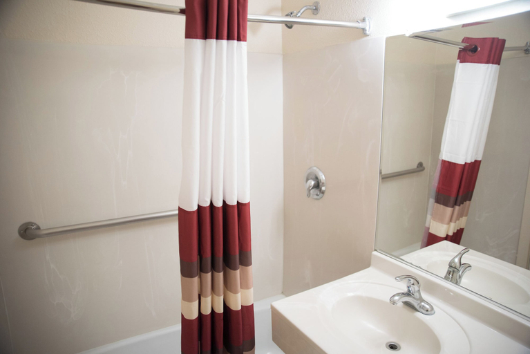 Bathroom 4, Red Roof Inn Blythe, Riverside