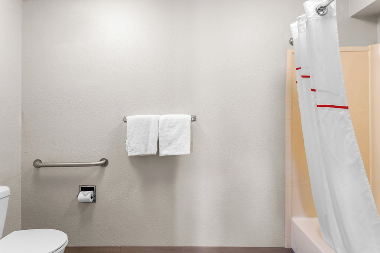Bathroom 3, Red Roof Inn PLUS+ Chicago - Hoffman Estates, Cook