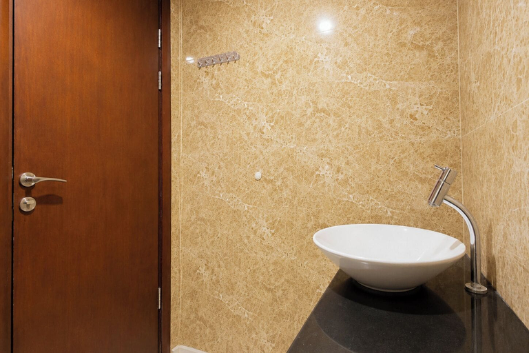 Bathroom 4, Warm Earth Tone Studio At Apartment Grand Sungkono Lagoon, Surabaya