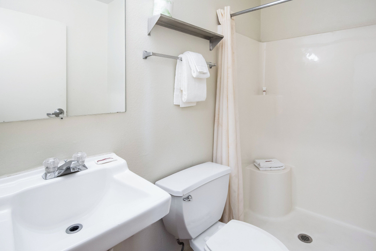 Bathroom 4, HomeTowne Studios By Red Roof Colorado Springs - Airport, El Paso