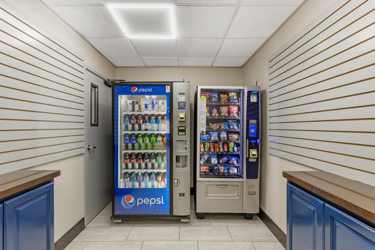 Food & Drinks 5, Best Western Plus Omaha Airport Inn, Pottawattamie