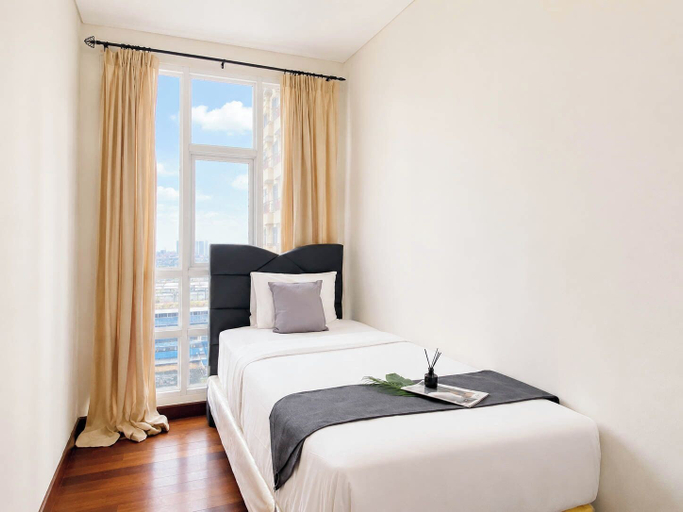 Interior 2, Serene And Spacious 3Br At Apartment Lucky Tower Residence, Jakarta Barat
