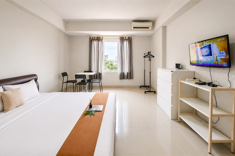 Room 4, Restful And Serene Studio Room At Apartment Trimezia - Beverly 90210, Tangerang