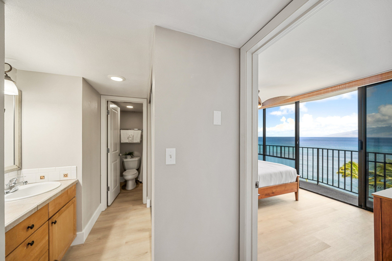 Interior 2, Oceanfront 1BD Condo w Stunning Maui Views Valley Isle 904, Maui