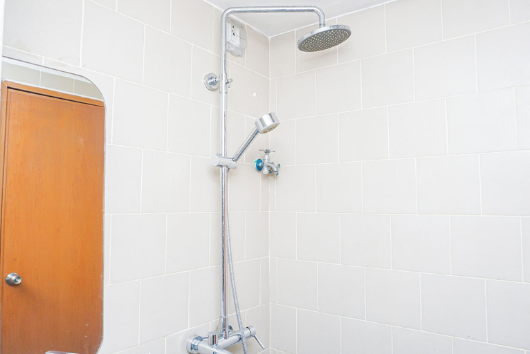 Bathroom 2, Comfortable Combined Unit 1Br With Extra Room At Apartemen Cinere Resort, Depok