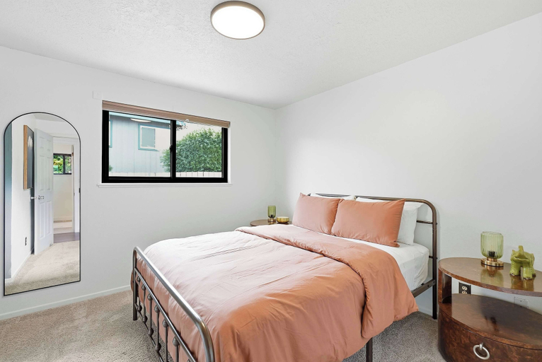 Room 3, Park House - Modern, Convenient, Redmond Retreat, Deschutes