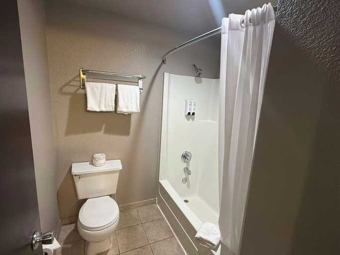 Bathroom 4, Red Roof PLUS+ Centralia, Lewis
