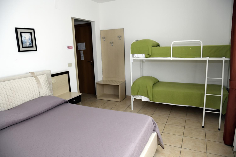 Bedroom 2, Motel Boston, Teramo