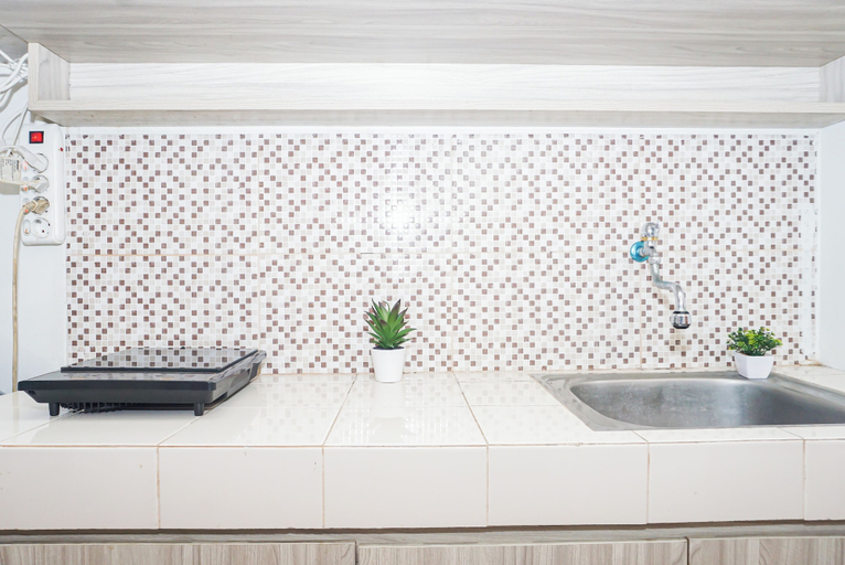 Private kitchen 5, Homey And Warm Studio Room At Apartment Dave, Depok