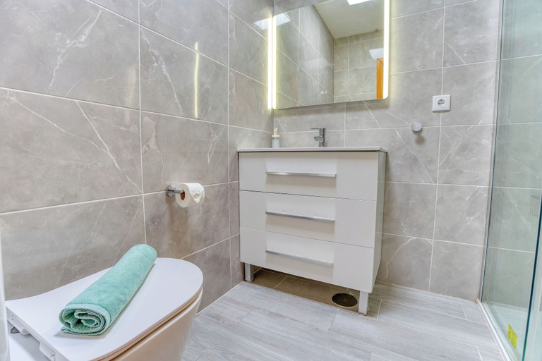 Bathroom 4, Las Brisas, Las Palmas