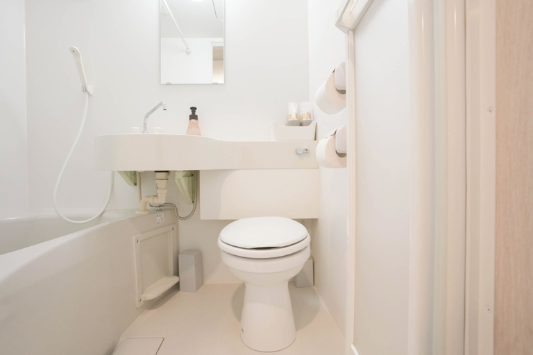 Bathroom 2, b&Tsutenkaku 4, Osaka