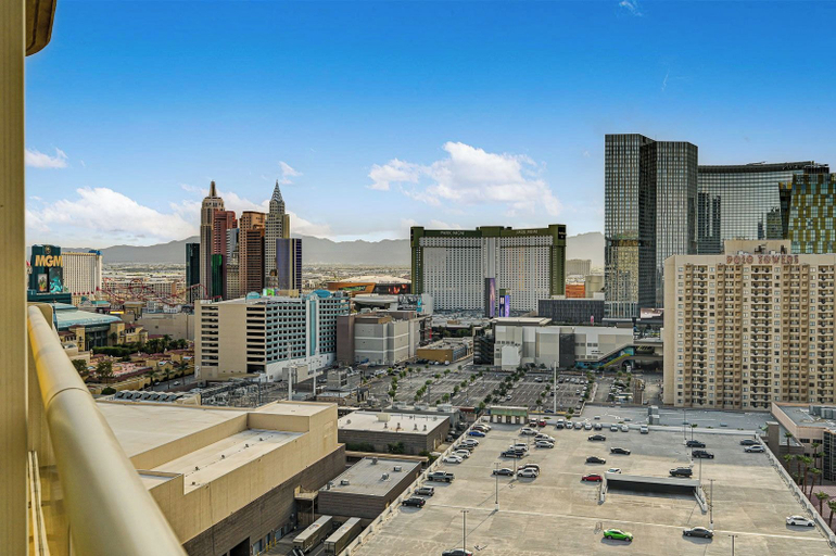 Property grounds 5, Penthouse Suite MGM Signature, Clark